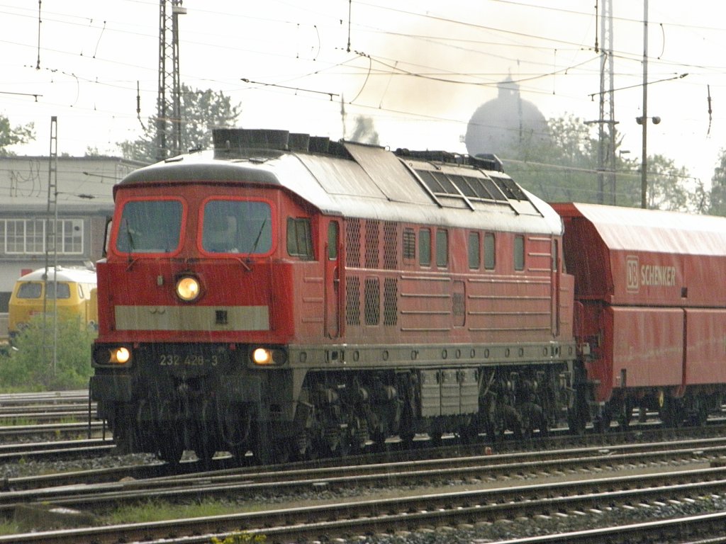 DB Ludmilla 232 428-3 mit einem Kalkzug in Duisburg-Entenfang am 28.4.2011