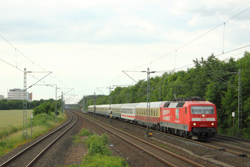 DB Netz 120 501-2  Bahntechnik mit Kompetenz  mit dem IC2417 in Kln-Stammheim am 10.6.2012. Gru an den Tf !