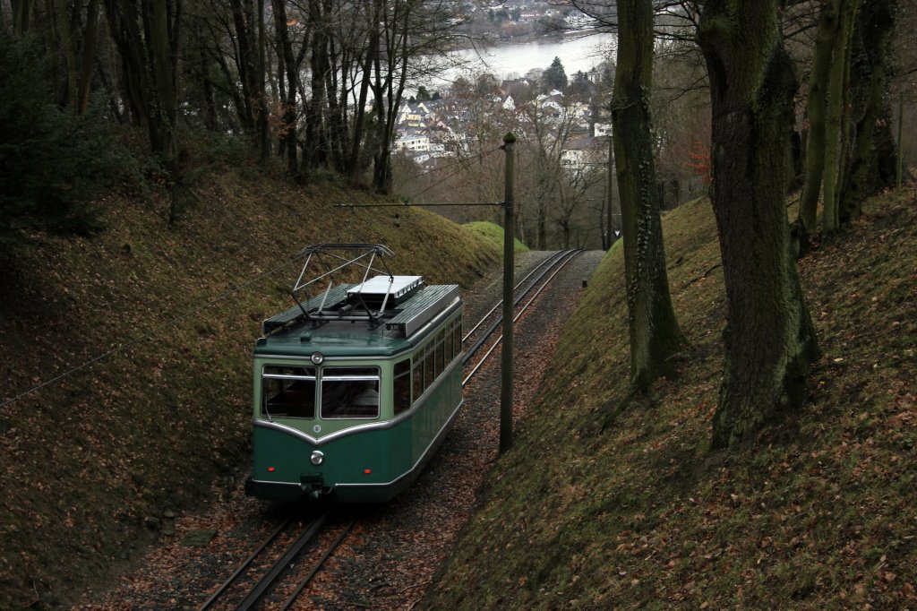 Der Elektrotriebwagen der Drachenfelsbahn auf dem Weg zur Talstation in Knigswinter am 2.1.2012