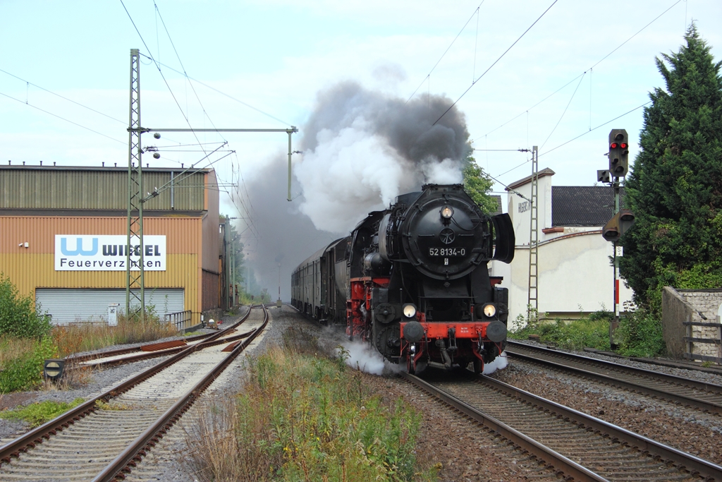 Die Betzdorfer 52 8134-0 mit einem Sonderzug nach Koblenz-Ltzel bei der durchfahrt in Rheinbrohl am 29.9.2012