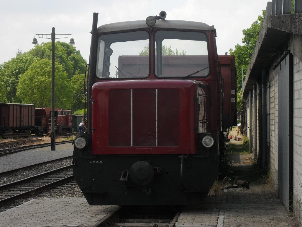 Die V14 der Selfkantbahn steht mit einem Gterzug im Bahnhof Schierwaldenrath.