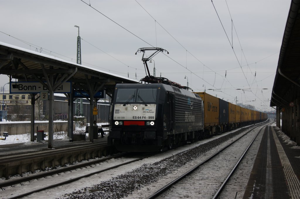E189-099 von ERS Railways bei der Durchfahrt in Bonn-Beuel mit einem Containerzug am 29.12.2010.