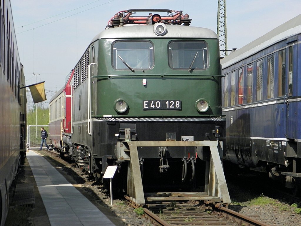 E40 128 mit einer V65 und einem TEE Salonwagen im DB Museum Koblenz Ltzel am 9.4.2011