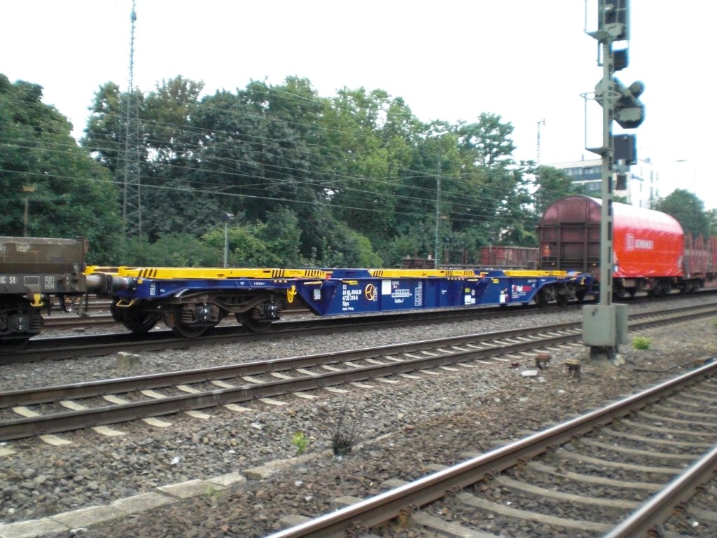 Ein neuer Containertragewagen in Kln-West.