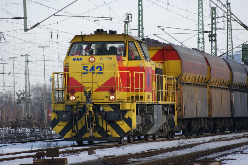 Mak G1206 bei der Durchfahrt mit einem Gterzug in Oberhausen-West am 5.1.2011.