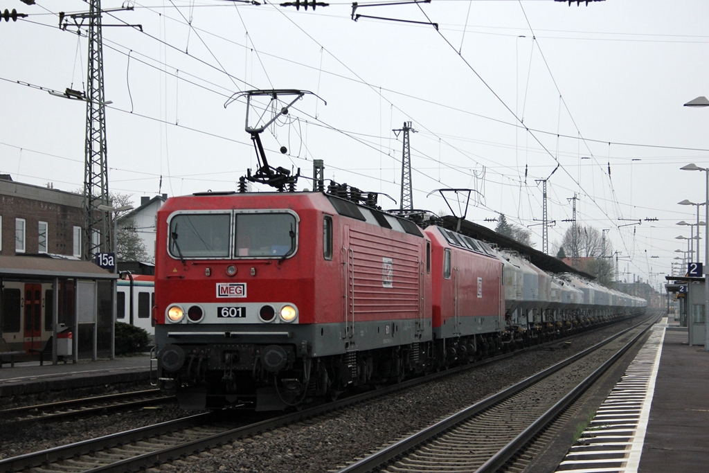 MEG 601(143 179-0) mit MEG 804(156 004-4) mit dem Zementzug in Neuwied am 31.3.2012