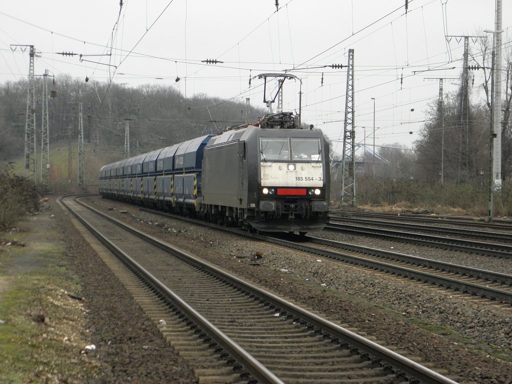 MRCE 185 554-3 vermietet an CFL Cargo fhrt mit einem PKP Cargo Kohlezug durch Kln West am 12.2.2011