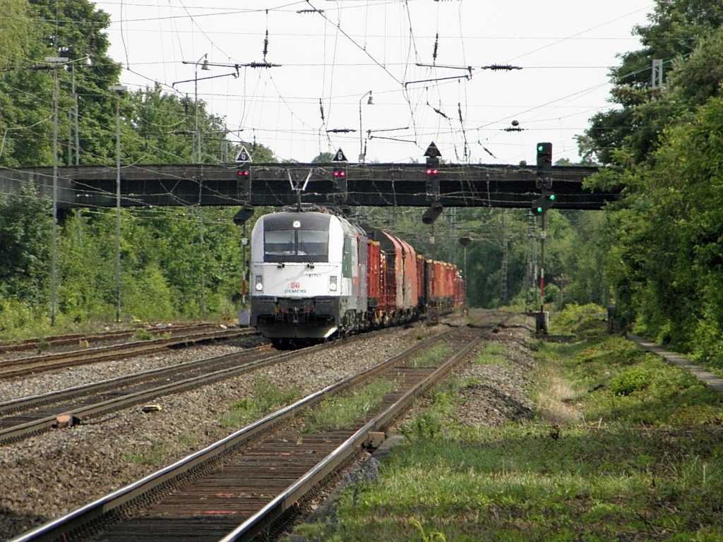RAN 183 701  Train of Ideas  mit einer Re 421 im Schlepp in Beuel am 12.6.2011