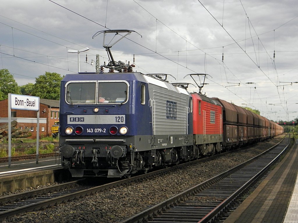 RBH 143 079-2 mit Schwestermaschine in Beuel am 11.6.2011