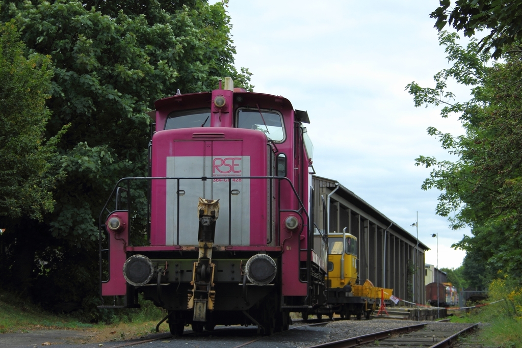 RSE 364-CL 428 und im Hintergrund Klv 53 06 485 (Hering Gleis und Ingenieurbau) abgestellt in Bonn-Beuel am 14.9.2012