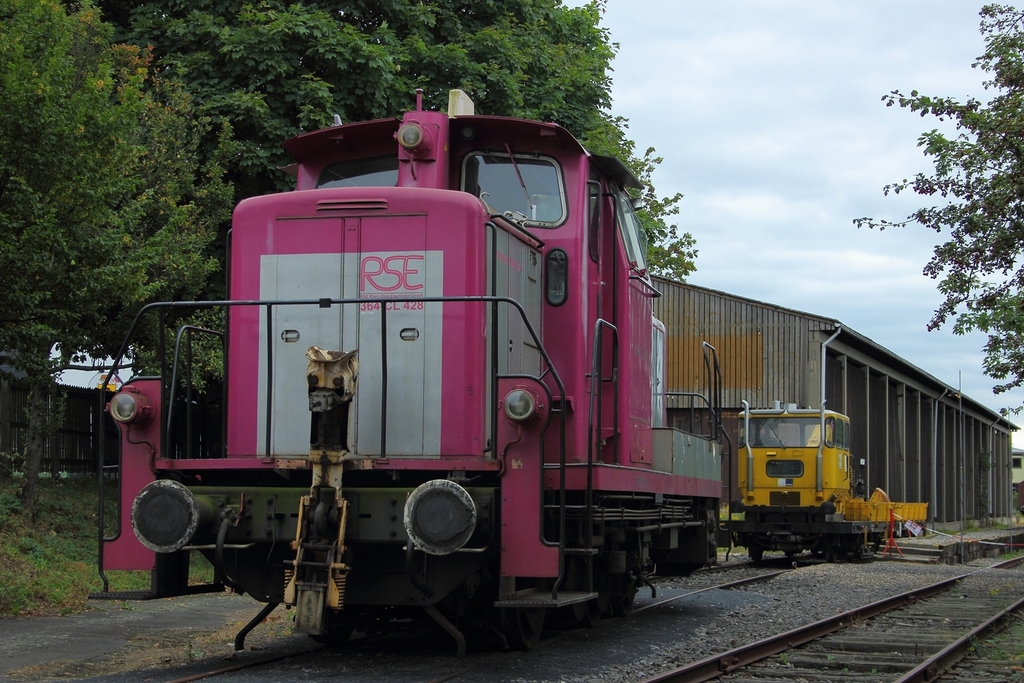 RSE 364-CL 428 und im Hintergrund Klv 53 06 485 (Hering Gleis und Ingenieurbau) abgestellt in Bonn-Beuel am 14.9.2012