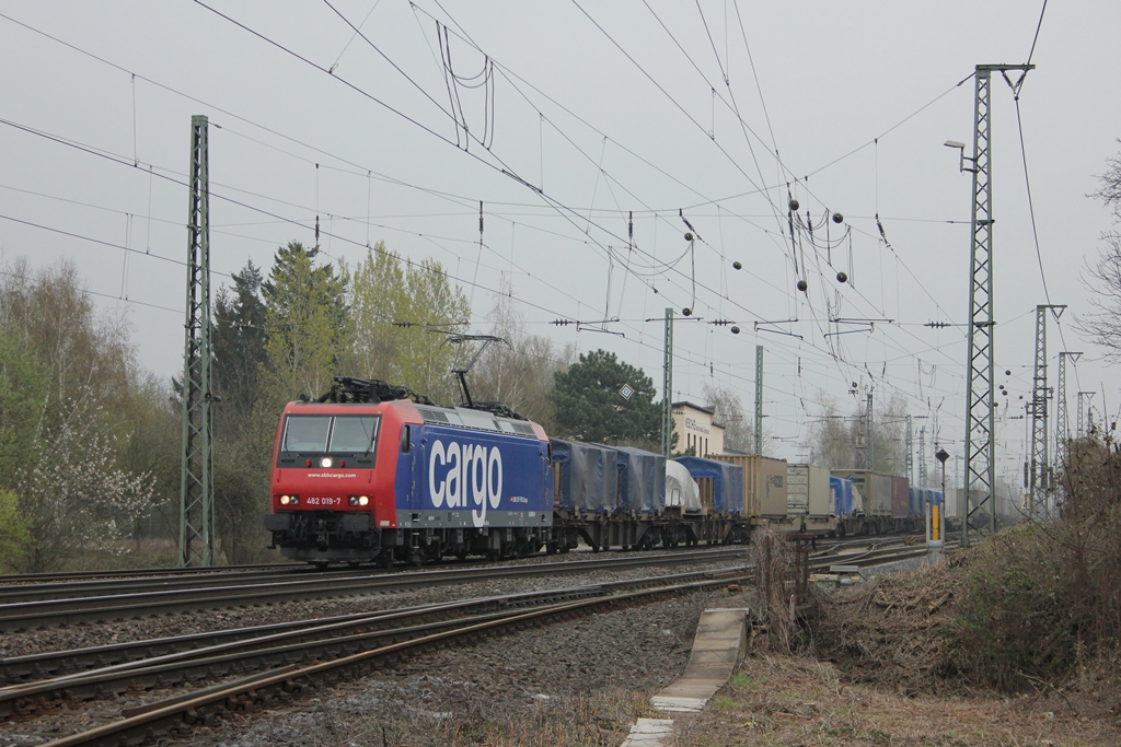 SBB Cargo 482 019-7 in Neuwied am 31.3.2012