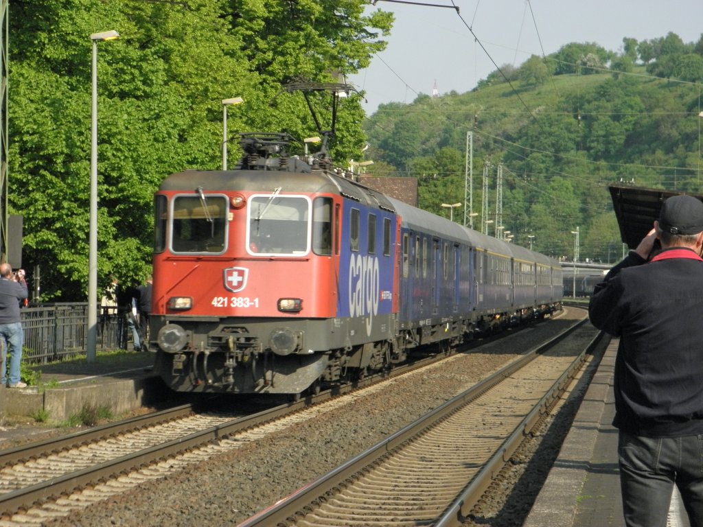 SBB Cargo Re421 383-1 mit einem Bahnwagen Sonderzug am 30.4.2011 in Linz am Rhein