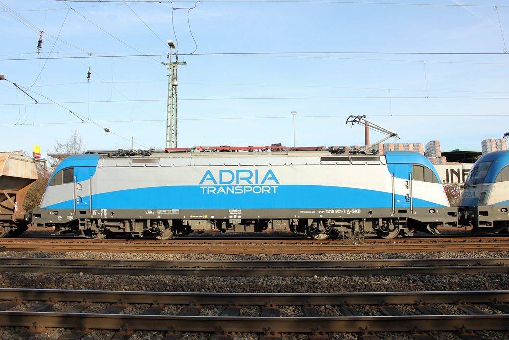 Seitenaufnahme vom Adria Transport 1216 921-7 i.E. fr GKB in Beuel am 5.2.2012