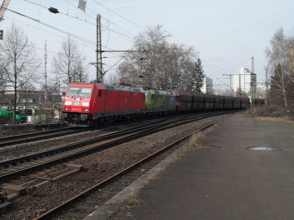 Zwei Loks der Baureihe 185 durchfahren am 17.03.10. den Beueler Bahnhof mit einem Gterzug in Richtung Sden.