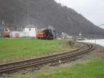 Kaum zu erkennen war dieser kleine Zug;bestehend aus:Lok  Franzburg  und einem vierachsigen Personenwagen.Er fuhr am Osterwochenende 2010 auf den Brohler Rheinanlagen.